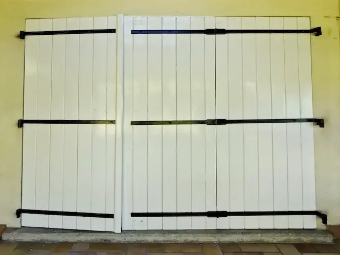 Peinture extérieure de volets en bois par Pigmenta peintre à Avignon