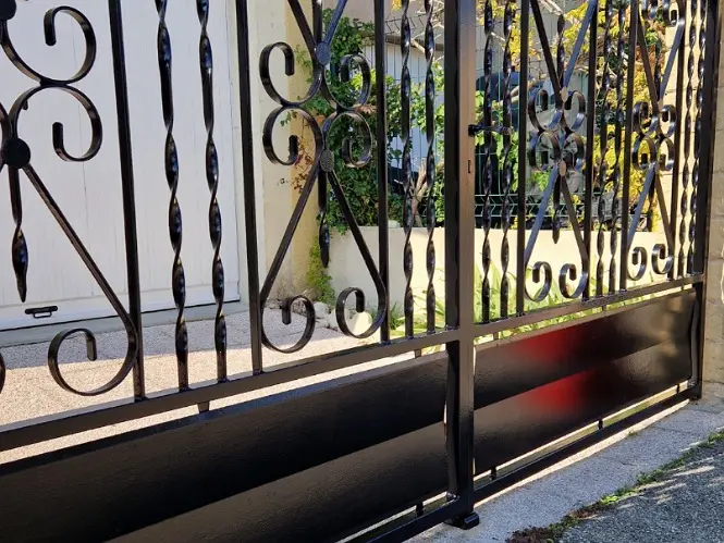 Peinture de portail métallique réalisée par Pigmenta artisan peintre extérieur à Avignon