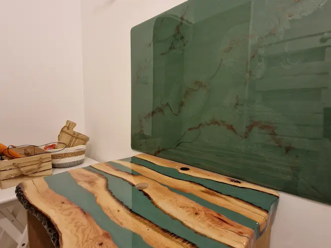 Crédence et meuble sous vasque en résine époxy créés par Pigmenta à Avignon