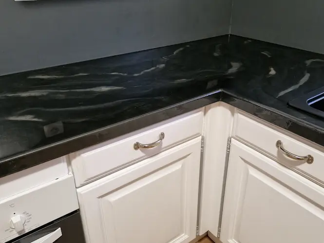 Plan de travail en résine époxy design réalisé par Pigmenta à Avignon