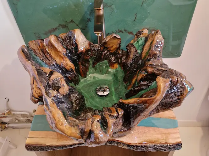 Vasque en bois et résine époxy créée par Pigmenta artisan spécialiste à Avignon